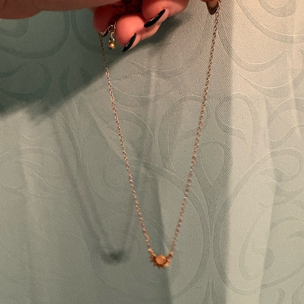 Chic Gold Necklace with Pearl Accent